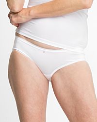 Model trägt Low Hip in weiß aus der Serie Sidney, Ansicht von vorne.