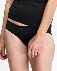 Model trägt Low Hip in schwarz aus der Serie Sidney, Ansicht von vorne.