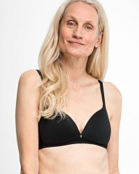 Model trägt Schalen BH Triangle in schwarz aus der Serie Sidney, Ansicht von vorne.