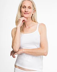 Model trägt Trägerhemd in weiß aus der Serie Sidney, Ansicht von vorne.