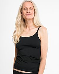 Model trägt Trägerhemd in schwarz aus der Serie Sidney, Ansicht von vorne.