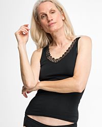 Model trägt Achselhemd in schwarz aus der Serie Silke, Ansicht von vorne.