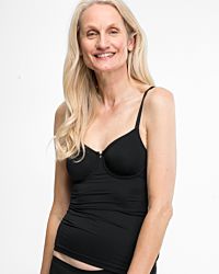 Model trägt Bügel BH Hemd gemoldet in schwarz aus der Serie Sidney, Ansicht von vorne.