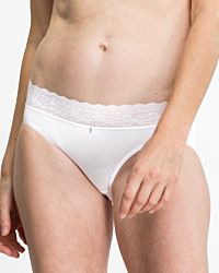 Model trägt Bikinislip in weiß aus der Serie Smilla, Ansicht von vorne.