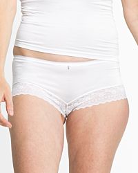 Model trägt Hipster in weiß aus der Serie Smilla, Ansicht von vorne.