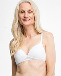 Model trägt Schalen BH Triangle in weiß aus der Serie Smilla, Ansicht von vorne.