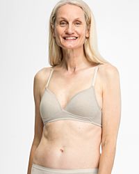 Model trägt Schalen BH Triangle in ginger mélé aus der Serie Swenja, Ansicht von vorne.