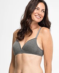 Model trägt Schalen BH Triangle in grau mélé aus der Serie Swenja, Ansicht von vorne.