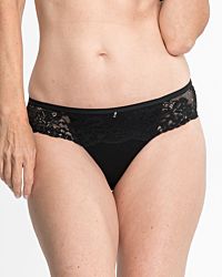 Model trägt Bikinislip in schwarz aus der Serie Severine, Ansicht von vorne.