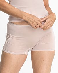 Model trägt Pant in lychee wool aus der Serie Sanja, Ansicht von vorne.