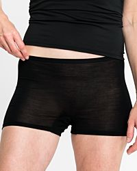 Model trägt Pant in schwarz aus der Serie Sanja, Ansicht von vorne.