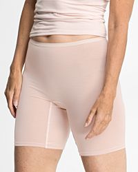 Model trägt Longpant in lychee wool aus der Serie Sanja, Ansicht von vorne.