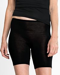 Model trägt Longpant in schwarz aus der Serie Sanja, Ansicht von vorne.