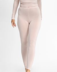 Model trägt Lange Hose in lychee wool aus der Serie Sanja, Ansicht von vorne.