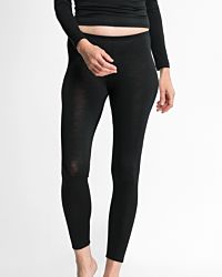 Model trägt Lange Hose in schwarz aus der Serie Sanja, Ansicht von vorne.