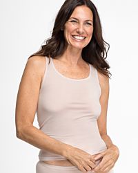 Model trägt Achselhemd in lychee wool aus der Serie Sanja, Ansicht von vorne.