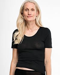 Model trägt Shirt 1/4 Arm in schwarz aus der Serie Sanja, Ansicht von vorne.