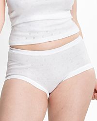 Model trägt Taillenslip in weiß aus der Serie Nina, Ansicht von vorne.