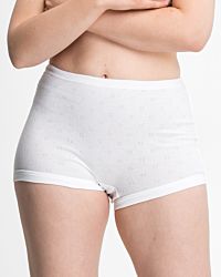 Model trägt Pagenschlüpfer in weiß aus der Serie Nina, Ansicht von vorne.