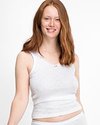 Model trägt Achselhemd in weiß aus der Serie Nina, Ansicht von vorne.