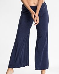 Model trägt Culotte in blueberry mélé aus der Serie Stephanie, Ansicht von vorne.