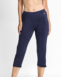 Model trägt Hose 7/8 in blueberry mélé aus der Serie Stephanie, Ansicht von vorne.