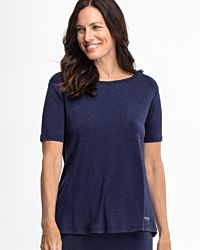 Model trägt Shirt 1/2 Arm in blueberry mélé aus der Serie Stephanie, Ansicht von vorne.