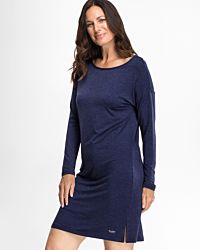 Model trägt Sleepshirt in blueberry mélé aus der Serie Stephanie, Ansicht von vorne.