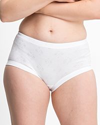 Model trägt Taillenslip in weiß aus der Serie Nora, Ansicht von vorne.