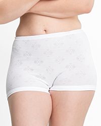 Model trägt Pagenschlüpfer in weiß aus der Serie Nora, Ansicht von vorne.