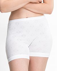 Model trägt Langbeinschlüpfer in weiß aus der Serie Nora, Ansicht von vorne.