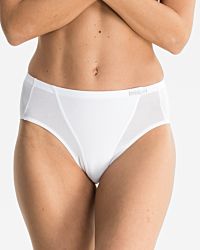 Model trägt Formslip in weiß aus der Serie Shape, Ansicht von vorne.