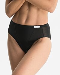 Model trägt Formslip in schwarz aus der Serie Shape, Ansicht von vorne.