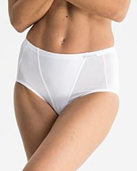 Model trägt Formslip in weiß aus der Serie Shape, Ansicht von vorne.