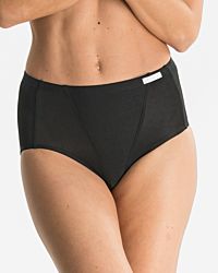 Model trägt Formslip in schwarz aus der Serie Shape, Ansicht von vorne.