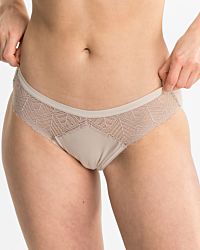 Model trägt Bikinislip in cashew aus der Serie Ronja, Ansicht von vorne.