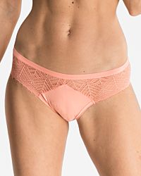 Model trägt Bikinislip in melone aus der Serie Ronja, Ansicht von vorne.