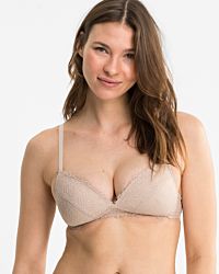 Model trägt Schalen BH Triangle in cashew aus der Serie Ronja, Ansicht von vorne.