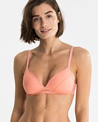 Model trägt Schalen BH Triangle in melone aus der Serie Ronja, Ansicht von vorne.