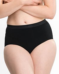 Model trägt Classic Slip in schwarz aus der Serie Inshape Cotton, Ansicht von vorne.