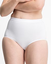 Model trägt High Waist Slip in weiß aus der Serie Inshape Cotton, Ansicht von vorne.