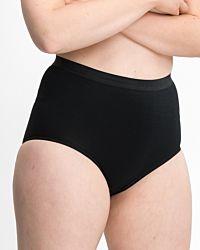 Model trägt High Waist Slip in schwarz aus der Serie Inshape Cotton, Ansicht von vorne.