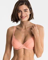 Model trägt Schalen BH mit Bügel in melone aus der Serie Ronja, Ansicht von vorne.