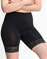 Model trägt Longpant in schwarz aus der Serie Inshape, Ansicht von vorne.