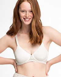 Model trägt Bügel BH gemoldet in elfenbein aus der Serie Inshape, Ansicht von vorne.