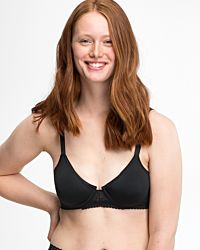 Model trägt Bügel BH gemoldet in schwarz aus der Serie Inshape, Ansicht von vorne.