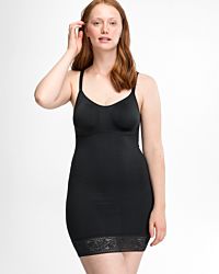 Model trägt Bodydress gemoldet in schwarz aus der Serie Inshape, Ansicht von vorne.