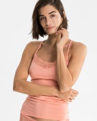 Model trägt Hemd in melone aus der Serie Ronja, Ansicht von vorne.