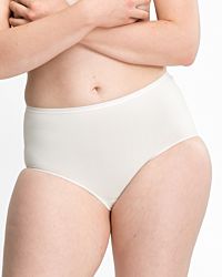 Model trägt Classic Slip in elfenbein aus der Serie Inshape, Ansicht von vorne.