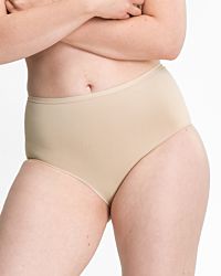 Model trägt Classic Slip in skin aus der Serie Inshape, Ansicht von vorne.